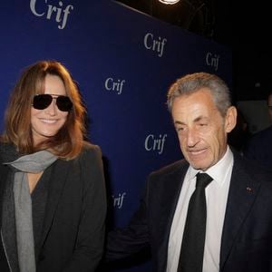 Nicolas Sarkozy et Carla Bruni Sarkozy lors d'une cérémonie organisée par le Conseil des institutions juives de France (CRIF) en hommage aux victimes des attentats du Hamas du 7 octobre 2023 contre Israël, à l'occasion du premier anniversaire de l'événement, à Paris, le 7 octobre 2024. 

© Jack Tribeca / Bestimage