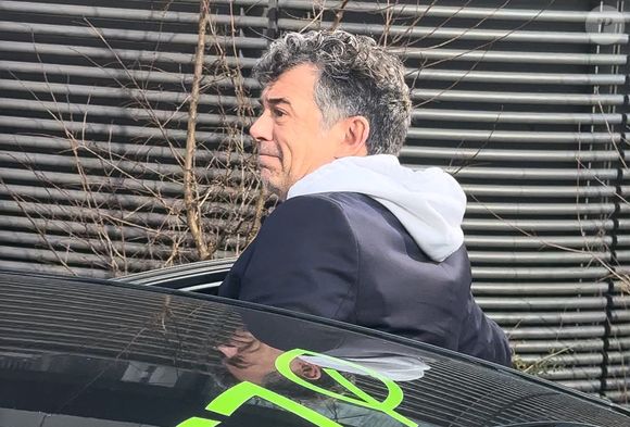 Stéphane Plaza en larmes à la sortie de son procès après avoir été reconnu coupable de "violences habituelles par concubin" et condamné à 12 mois de prison avec sursis, à Paris, France, le 18 février 2025. L'agent immobilier de 54 ans est jugé pour "violences physiques et/ou psychologiques habituelles par concubin" entre 2018 et 2022 sur une ancienne compagne, Amandine, ainsi que pour "violences psychologiques habituelles par concubin" sur Paola, entre 2021 et 2022. © Florian Savina/Bestimage