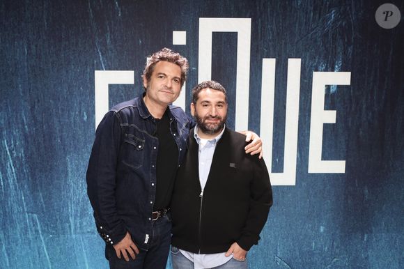 Exclusif - Matthieu Chedid et Mouloud Achour sur le plateau lors de l'enregistrement de l'émission "Clique"  sur Canal +, le 18 novembre 2025. 

Photo : Jack Tribeca / Bestimage