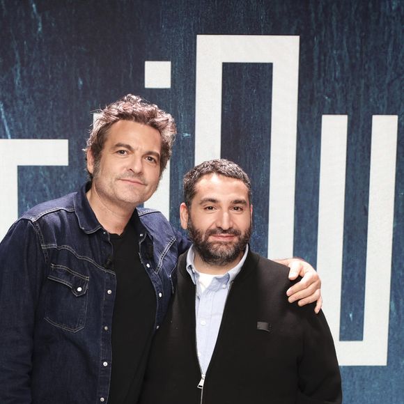 Exclusif - Matthieu Chedid et Mouloud Achour sur le plateau lors de l'enregistrement de l'émission "Clique"  sur Canal +, le 18 novembre 2025. 

Photo : Jack Tribeca / Bestimage