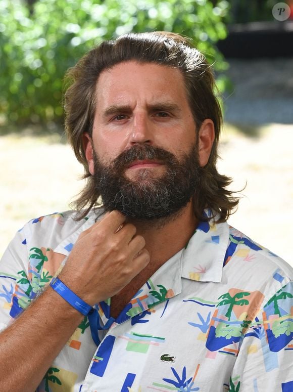 Car le comédien se lance dans la réalisation pour la première fois avec le film Gilles United.

Grégoire Ludig - Photocall du film "Les cadors" lors du 15ème Festival du Film Francophone d'Angoulême. Le 24 août 2022
© Coadic Guirec / Bestimage