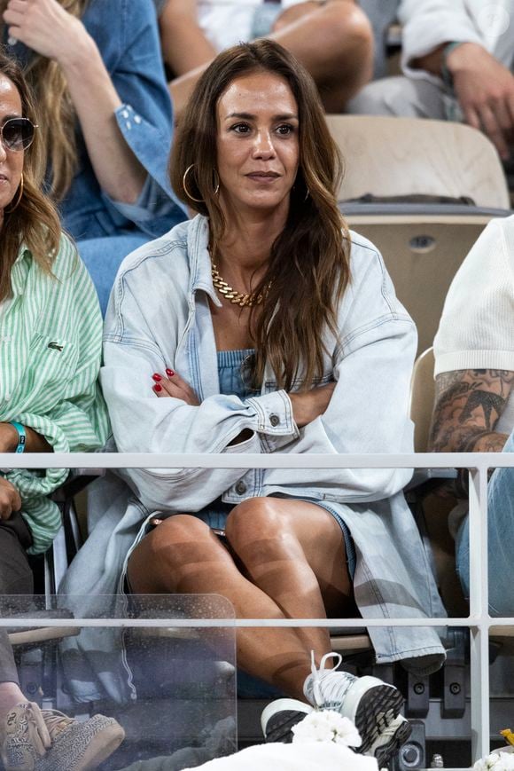 L'actrice n'en oublie pas moins la réalité en Martinique. "Quand je viens ici, (…) je les vois, les personnes qui travaillent et qui n’arrivent pas à se nourrir". 

Alice Belaïdi en tribunes lors des Internationaux de France de Tennis de Roland Garros 2025, à Paris, France, le 6 juin 2025. © Jacovides-Moreau/Bestimage