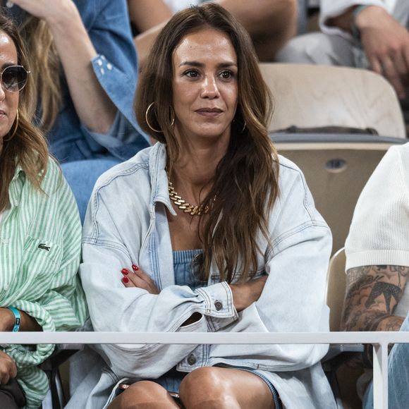 L'actrice n'en oublie pas moins la réalité en Martinique. "Quand je viens ici, (…) je les vois, les personnes qui travaillent et qui n’arrivent pas à se nourrir". 

Alice Belaïdi en tribunes lors des Internationaux de France de Tennis de Roland Garros 2025, à Paris, France, le 6 juin 2025. © Jacovides-Moreau/Bestimage