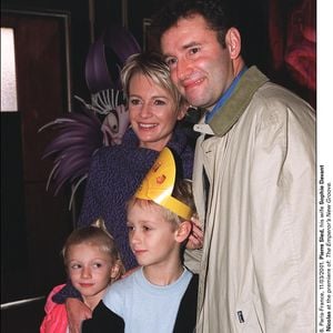 Valentine Sled a montré son "premier gâteau de mariage"

11 mars 2001. Pierre Sled, son épouse Sophie Davant et leurs enfants Valentine et Nicolas à l'avant-première de : The Emperor's New Groove. © Nicolas Khayat/ABACA