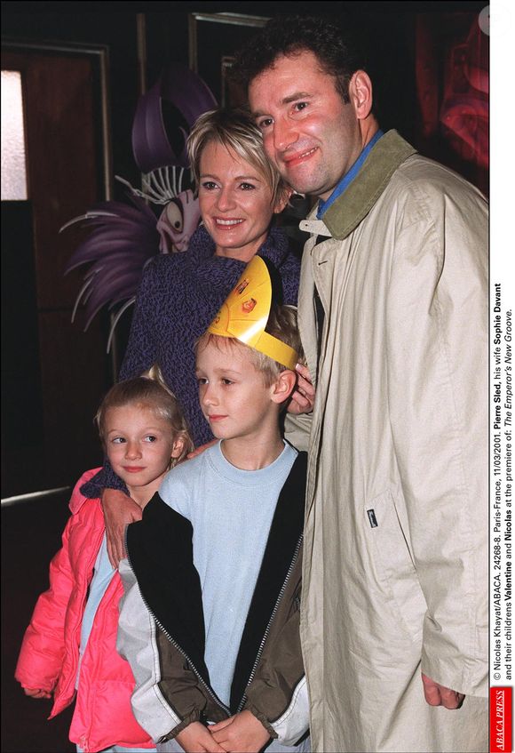 Valentine Sled a montré son "premier gâteau de mariage"

11 mars 2001. Pierre Sled, son épouse Sophie Davant et leurs enfants Valentine et Nicolas à l'avant-première de : The Emperor's New Groove. © Nicolas Khayat/ABACA
