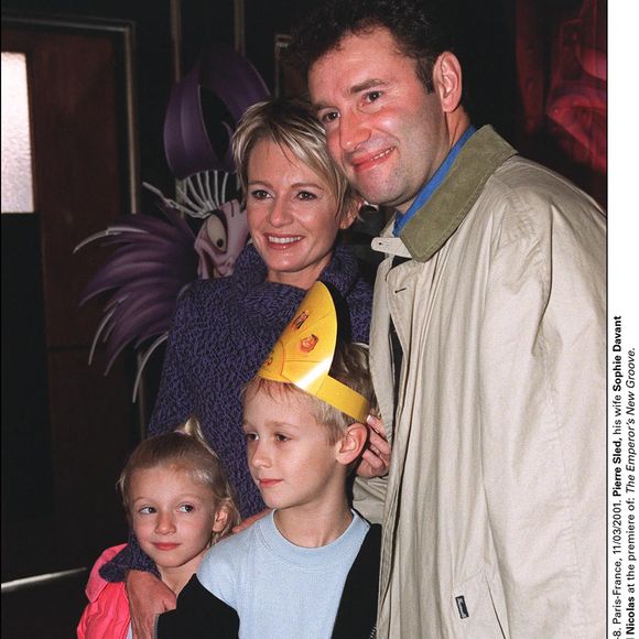 Valentine Sled a montré son "premier gâteau de mariage"

11 mars 2001. Pierre Sled, son épouse Sophie Davant et leurs enfants Valentine et Nicolas à l'avant-première de : The Emperor's New Groove. © Nicolas Khayat/ABACA