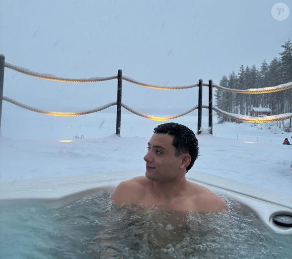 Dans celle-ci, on peut le voir en compagnie de sa compagne, Chiara, en train de profiter des magnifiques paysages enneigés de la Finlande.

Louis Bielle-Biarrey en vacances avec sa compagne Chiara en Finlande - Photo postée le 30 novembre 2025 sur Instagram