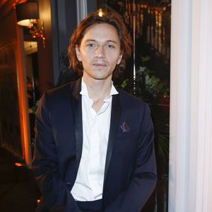 Le chanteur Raphael (Raphaël Haroche) - Dîner de gala de l’association AEM (Un Avenir pour les Enfants du Monde) au bénéfice des enfants du Rwanda organisée par Babeth Djian au Pavillon Ledoyen à Paris, France, le 7 décembre 2017. © Olivier Borde/Bestimage