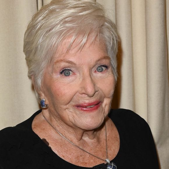 Line Renaud - Remise du prix "Fonds de dotation Line Renaud (Présidente du Fonds de Dotation)-Loulou Gasté" pour la recherche médicale, pour la recherche médicale, à la Maison de la Recherche à Paris - Remise du prix "Fonds de dotation Line Renaud-Loulou Gasté" pour la recherche médicale à la Maison de la Recherche à Paris. © Coadic Guirec/Bestimage