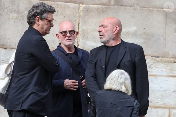 Ceux qui souhaitent y participer ce dimanche devront se rendre sur place habillés en noir avec lunettes noires sur le nez.

Marc Lavoine, Marie-France Brière, Philippe Corti - Sorties des obsèques de Thierry Ardisson en l’église Saint-Roch de Paris, France, le 17 juillet 2025. © Clovis-Jacovides/Bestimage