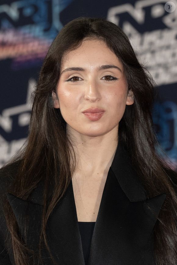 À seulement 18 ans, la gagnante peut compter sur un solide soutien familial pour débuter sa carrière musicale.

Ambre participe à la 27ème édition des NRJ Music Awards à Cannes, France. Photo by David NIVIERE/ABACAPRESS.COM