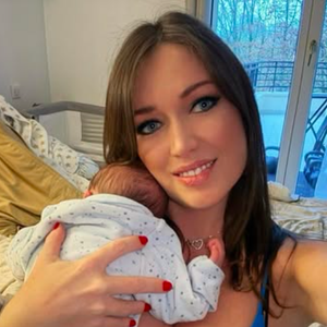 La comédienne des Mystères de l'amour nage en plein bonheur, même si la série vient d'être supprimée des grilles de la chaîne RMC...  

Elsa Esnoult et son fils Eden, photo publiée le 14 octobre 2025 sur Instagram