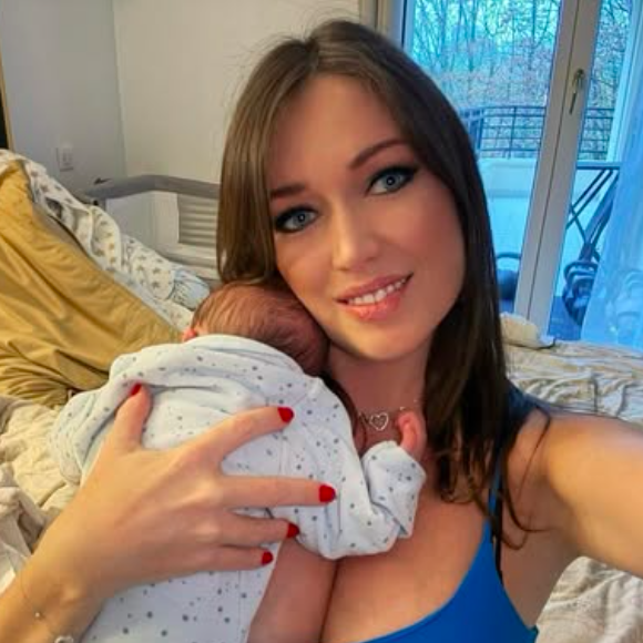 La comédienne des Mystères de l'amour nage en plein bonheur, même si la série vient d'être supprimée des grilles de la chaîne RMC...  

Elsa Esnoult et son fils Eden, photo publiée le 14 octobre 2025 sur Instagram