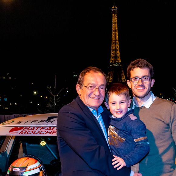 Exclusif - Jean-Pierre Pernaut pose avec son fils Olivier et son petit-fils Léo à l'occasion d'un événement du Trophée Andros à la compagnie des Bateaux Mouches à Paris le 8 février 2019.

© Frédéric Piau / Bestimage