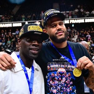 Il a officiellement rejoint l'organigramme d'un grand club de basketball, le Paris Basketball, en tant que copropriétaire en 2025.
Omar Sy célèbre sa victoire avec Mathis Dossou Yovo à l'issue de la finale de la Betclic Elite opposant le Paris Basketball à l'AS Monaco Basket à l'Adidas Arena, le 24 juin 2025.
©Dante Badano / PSNewz