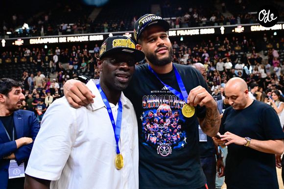 Il a officiellement rejoint l'organigramme d'un grand club de basketball, le Paris Basketball, en tant que copropriétaire en 2025.

Omar Sy célèbre sa victoire avec Mathis Dossou Yovo à l'issue de la finale de la Betclic Elite opposant le Paris Basketball à l'AS Monaco Basket à l'Adidas Arena, le 24 juin 2025.

©Dante Badano / PSNewz
