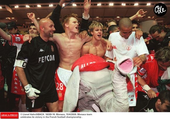 © Lionel Hahn/ABACA. 18269-16. Monaco, 15 avril 2000. L'équipe de Monaco célèbre sa victoire au championnat de France de football.