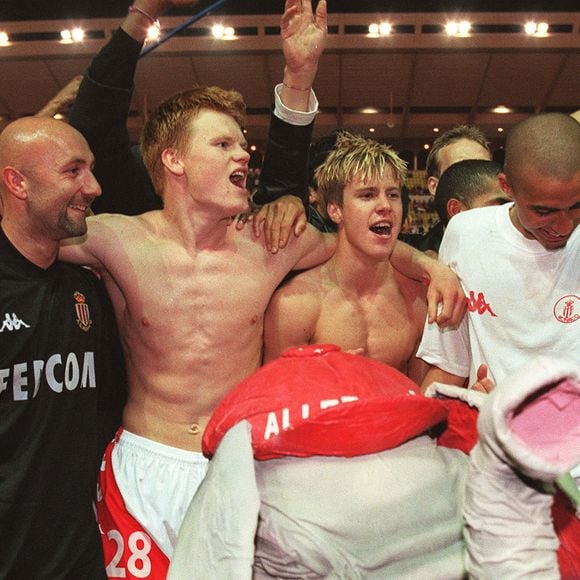 © Lionel Hahn/ABACA. 18269-16. Monaco, 15 avril 2000. L'équipe de Monaco célèbre sa victoire au championnat de France de football.