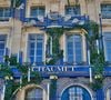 Fragilisée par la crise mondiale du diamant, la griffe bicentenaire s'est détournée de son cœur de métier pour tenter de combler ses manques de trésorerie. 

Chaumet - La ville de Paris est déserte pendant le confinement lors de l'épidémie de coronavirus (COVID-19) le 22 avril 2020. © Marc Ausset-Lacroix / Bestimage