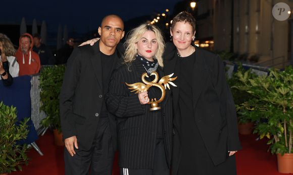 Anne Cazeneuve-Cambet, accompagnée de Vicky Krieps, reçoit le Prix du Jury Jeunes - Cérémonie de clôture de la 39ème édition du festival du film romantique de Cabourg le 14 juin 2025. © Guirec Coadic / Bestimage