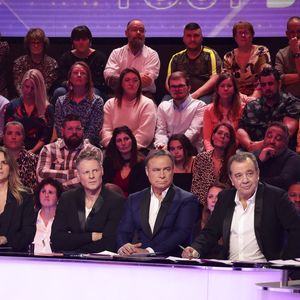 Avec pudeur et sincérité, elle a confié : "Je suis atteinte d’une maladie neurodégénérative de l’oreille, diagnostiquée il y a un peu plus d’un an. Après une batterie de tests, on m’a expliqué que l’opération n’était pas toujours possible. J’ai eu la chance de pouvoir être opérée."

Exclusif - Valérie Benaim, Matthieu Delormeau, Fabien Lecoeuvre, Michel Mary, sur le plateau de TBT9 présenté par C.Hanouna, et diffusé en direct sur W9, Paris, France, le 14 janvier 2026. © Jack Tribeca / Bestimage