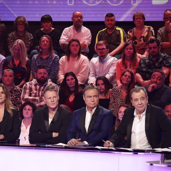 Avec pudeur et sincérité, elle a confié : "Je suis atteinte d’une maladie neurodégénérative de l’oreille, diagnostiquée il y a un peu plus d’un an. Après une batterie de tests, on m’a expliqué que l’opération n’était pas toujours possible. J’ai eu la chance de pouvoir être opérée."

Exclusif - Valérie Benaim, Matthieu Delormeau, Fabien Lecoeuvre, Michel Mary, sur le plateau de TBT9 présenté par C.Hanouna, et diffusé en direct sur W9, Paris, France, le 14 janvier 2026. © Jack Tribeca / Bestimage