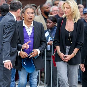 Laurent Voulzy et Isaure Le Faou - Arrivées aux obsèques de l'auteure-compositrice-interprète et actrice française Françoise Hardy au crématorium du cimetière du Père-Lachaise à Paris, France, le 20 juin 2024. © Jacovides-Moreau/Bestimage