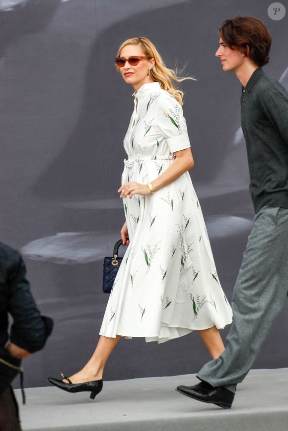 Elle a arboré une robe blanche longue pour un look champêtre à souhait,

Beatrice Borromeo - Arrivées au défilé DIOR de la mode homme Printemps/Été 2026 dans le cadre de la Fashion Week de Paris à l'Hôtel National des Invalides, Place Vauban, à Paris, France, le 27 juin 2025. © Christophe Clovis/Bestimage