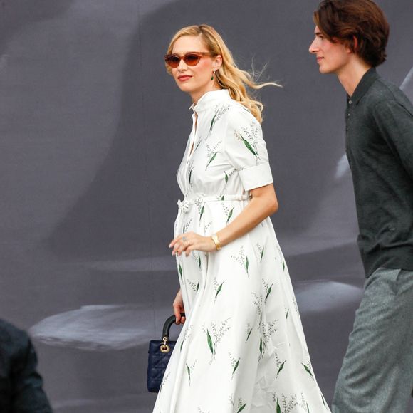 Elle a arboré une robe blanche longue pour un look champêtre à souhait,

Beatrice Borromeo - Arrivées au défilé DIOR de la mode homme Printemps/Été 2026 dans le cadre de la Fashion Week de Paris à l'Hôtel National des Invalides, Place Vauban, à Paris, France, le 27 juin 2025. © Christophe Clovis/Bestimage