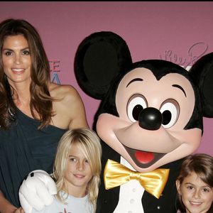 Cindy Crawford et ses enfants Kaia et Presley pour les 16 ans de Miley Cyrus à Disneyland.


© Bestimage