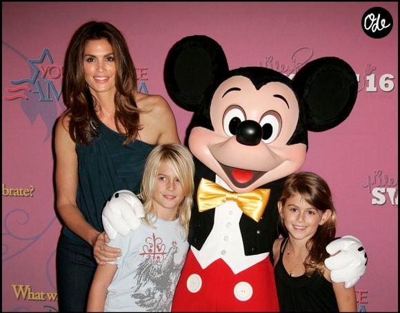 Cindy Crawford et ses enfants Kaia et Presley pour les 16 ans de Miley Cyrus à Disneyland.


© Bestimage