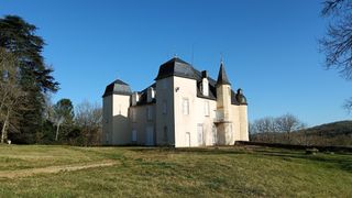 "C'était ce château ou rien" : Pour le prix d'un studio dans son pays, cette journaliste s'offre un bien d'exception en Dordogne