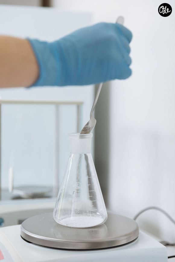 Son efficacité repose sur des propriétés chimiques particulières qui en font un agent nettoyant très performant.
