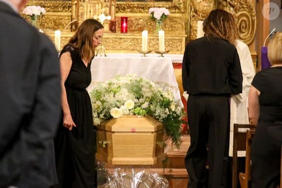 Alexandra Marin (fille de Jacques-Henri Marin et de Chantal Nobel), Lou Elsener (@louloukitchen, petite fille de la défunte) lors de la cérémonie d'obsèques de Chantal Nobel en l'église Notre-Dame de l'Assomption à Ramatuelle, France, le 7 mai 2026.

© Franz Chavaroche/Bestimage