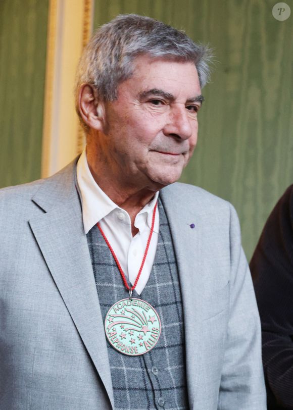 Après avoir quitté Pézenas, dont il était le conseiller municipal, Patrice Drevet s'est installé non loin de la commune de Houdan, à une quarantaine de kilomètres de Versailles.

Exclusif - Patrice Drevet lors de la remise des prix de l'académie Alphonse Allais à paris le 18 novembre 2025 dans les salons d'honneur de la SACD.

Photo : Denis Guignebourg / Bestimage
