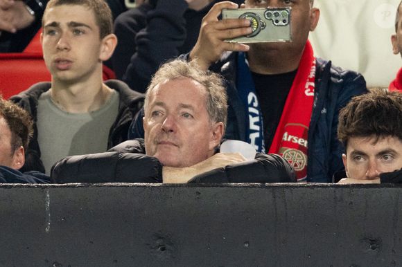 Le journaliste et animateur de télévision britannique, Piers Morgan dans les tribunes lors du match retour de la Ligue Des Champions 2024-2025 (LDC) "PSG - Arsenal" (2-1) au Parc des Princes à Paris le 7 mai 2025. © Cyril Moreau/Bestimage