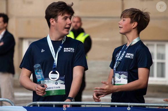 Le fils de Frederik X vit le parfait amour avec Emma Nygaard.

Le prince Christian de Danemark, Le prince Vincent de Danemark - La famille royale de Danelark participe à la Royal Run à Copenhague, le 9 juin 2025. Présentée comme le plus grand événement sportif amateur royal au monde et instaurée par le souverain en 2018, elle a rassemblé cette année, 97 500 coureurs.
© DPPI / PsnewZ / Bestimage