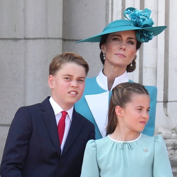 Un séjour luxe loin de la simplicité à laquelle ils nous ont habitués

Le prince Louis de Galles, Le prince George de Galles, Catherine (Kate) Middleton, princesse de Galles, La princesse Charlotte de Galles - Les membres de la famille royale britannique au balcon de Buckingham Palace lors de la cérémonie Trooping the Colour à Londres, le 14 juin 2025. 
© Jams Whatling / Bestimage