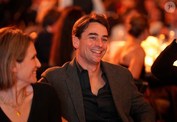 Julian Bugier lors de la soirée annuelle de gala de l'association Hope au pavillon Gabriel à Paris le 14 octobre 2025.
L’association HOPE propose, à travers l’équithérapie et de nombreux ateliers artistiques, un accompagnement destiné aux femmes qui, après l’annonce de leur cancer, souhaitent se reconstruire émotionnellement et retrouver confiance en elles, au-delà du parcours médical.

© Anne-Sophie Guebey / Bestimage