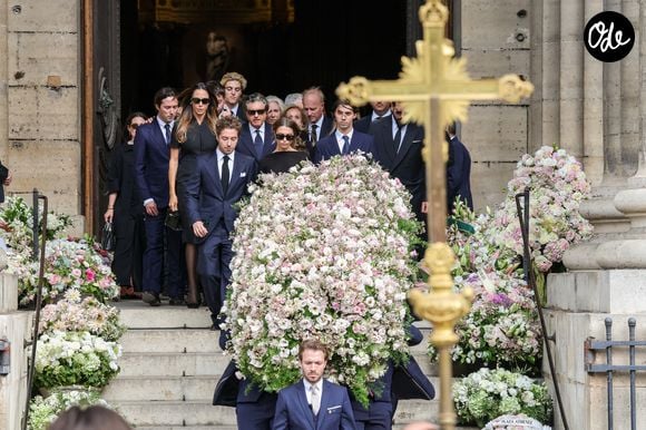 Robert Agostinelli, ses enfants Héloïse Agostinelli, Carlo Agostinelli et les proches de la défunte - Sortie des obsèques de Mathilde Favier en l'église Saint-Sulpice à Paris le 31 aout 2026. © Dominique Jacovides-Cyril Moreau/Bestimage