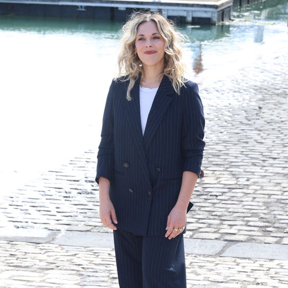 Alysson Paradis lors du photocall du 'Je sais pas ' lors du 27ème Festival de la Fiction de la Rochelle, France, le 19 septembre 2025. © Denis Guignebourg/Bestimage