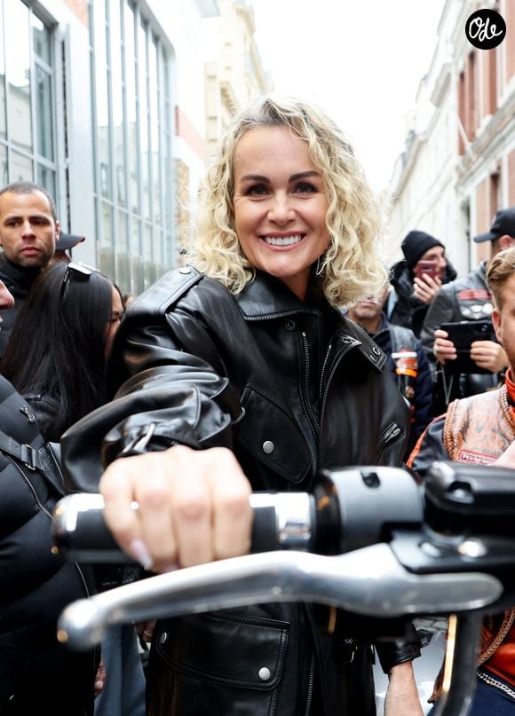 Laeticia Hallyday rencontre les bikers venus rendre hommage au chanteur lors de l'inauguration d'une plaque commémorative en hommage à Johnny Hallyday devant l'immeuble où le chanteur français a grandi dans le 9ème arrondissement de Paris, France, le 22 décembre 2023. © Dominique Jacovides/Bestimage