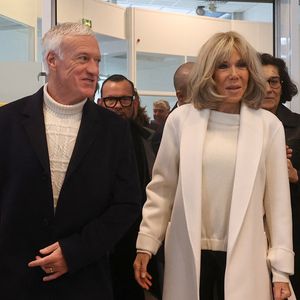 Le sélectionneur de l'équipe de France de football Didier Deschamps et Brigitte Macron se tiennent devant le bureau de poste principal de Bordeaux, dans le sud-ouest de la France, le 8 janvier 2025, alors qu'ils lancent l'édition 2025 du fonds de charité appelé "Opérations pièces jaunes", dont la fondation vise à améliorer les conditions des enfants hospitalisés. Le sélectionneur de l'équipe de France, vainqueur de la Coupe du monde 2018, Didier Deschamps, a annoncé le 8 janvier 2025 qu'il quitterait son poste après la phase finale de 2026. © Fabien Cottereau - Patrick Bernard/Bestimage