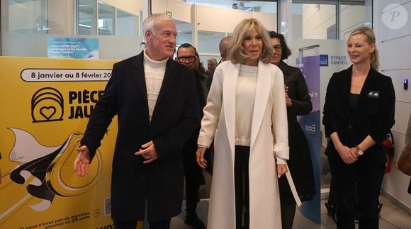 Le sélectionneur de l'équipe de France de football Didier Deschamps et Brigitte Macron se tiennent devant le bureau de poste principal de Bordeaux, dans le sud-ouest de la France, le 8 janvier 2025, alors qu'ils lancent l'édition 2025 du fonds de charité appelé "Opérations pièces jaunes", dont la fondation vise à améliorer les conditions des enfants hospitalisés. Le sélectionneur de l'équipe de France, vainqueur de la Coupe du monde 2018, Didier Deschamps, a annoncé le 8 janvier 2025 qu'il quitterait son poste après la phase finale de 2026. © Fabien Cottereau - Patrick Bernard/Bestimage