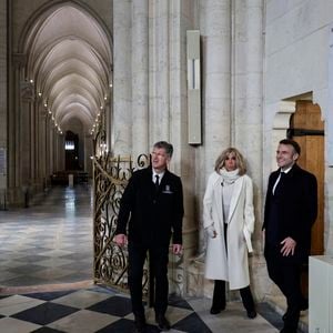 La tant attendue cérémonie de réouverture prévue ce samedi s'annonce tout bonnement grandiose. 

Le président français E.Macron et la première dame B.Macron, accompagnés de V.Pécresse, présidente de la région Ile-de-France, A.Hidalgo, maire de Paris, R.Dati, ministre de la Culture, visitent le chantier de la cathédrale Notre-Dame de Paris pour remercier les donateurs et les ouvriers qui ont travaillé à la reconstruction du monument après l'incendie qui a ravagé la cathédrale le 15 avril 2019 à Paris (France), le 29 novembre 2024. 

© Stéphane de Sakutin / Pool / Bestimage