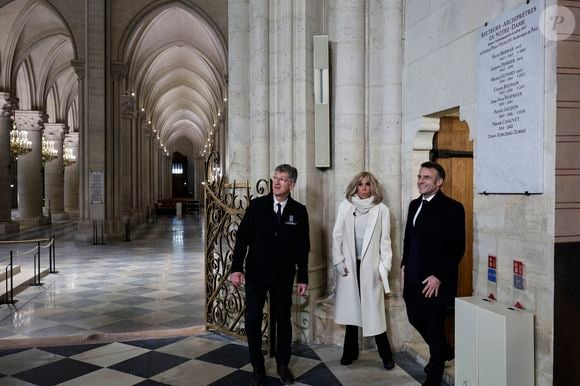 La tant attendue cérémonie de réouverture prévue ce samedi s'annonce tout bonnement grandiose. 

Le président français E.Macron et la première dame B.Macron, accompagnés de V.Pécresse, présidente de la région Ile-de-France, A.Hidalgo, maire de Paris, R.Dati, ministre de la Culture, visitent le chantier de la cathédrale Notre-Dame de Paris pour remercier les donateurs et les ouvriers qui ont travaillé à la reconstruction du monument après l'incendie qui a ravagé la cathédrale le 15 avril 2019 à Paris (France), le 29 novembre 2024. 

© Stéphane de Sakutin / Pool / Bestimage