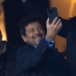 Patrick Bruel - Célébrités dans les tribunes lors du match retour de la Ligue Des Champions 2024-2025 (LDC) "PSG - Arsenal" (2-1) au Parc des Princes à Paris le 7 mai 2025. © Cyril Moreau/Bestimage
