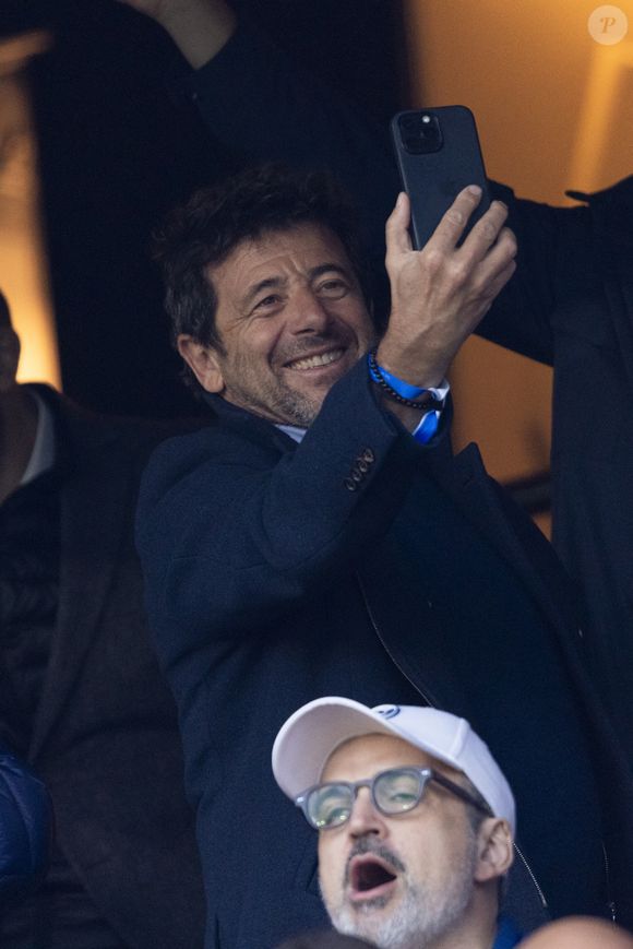 Patrick Bruel - Célébrités dans les tribunes lors du match retour de la Ligue Des Champions 2024-2025 (LDC) "PSG - Arsenal" (2-1) au Parc des Princes à Paris le 7 mai 2025. © Cyril Moreau/Bestimage