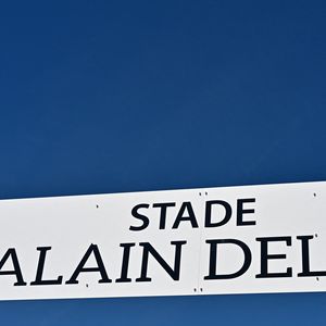 Une cérémonie en hommage à Alain Delon a été organisée un an jour pour jour après la mort de l'acteur, à Douchy-Montcorbon (Loiret), France, le 18 août 2025, commune où la star a vécu durant plusieurs décennies, une plaque a été dévoilée à l'intérieur du stade en honneur de l'acteur, qui avait équipé en 1983 les équipes de football de jeunes de Douchy de maillots à son nom et une projection d'un film documentaire de 45 mn "Delon-Douchy", écrit autour de la relation entre l'acteur et la commune, est aussi programmée en début de soirée dans la salle des fêtes communale. © Christian Liewig/Bestimage