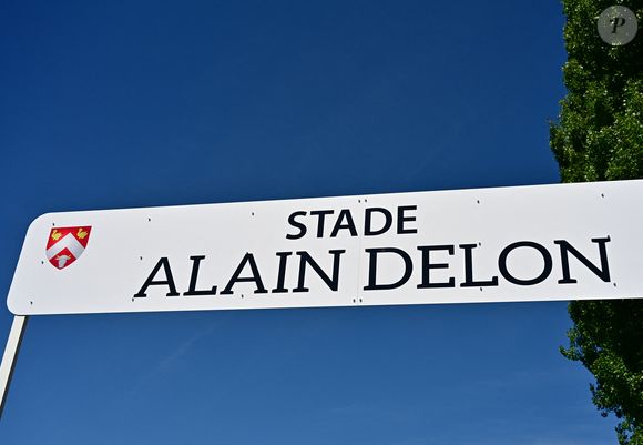 Une cérémonie en hommage à Alain Delon a été organisée un an jour pour jour après la mort de l'acteur, à Douchy-Montcorbon (Loiret), France, le 18 août 2025, commune où la star a vécu durant plusieurs décennies, une plaque a été dévoilée à l'intérieur du stade en honneur de l'acteur, qui avait équipé en 1983 les équipes de football de jeunes de Douchy de maillots à son nom et une projection d'un film documentaire de 45 mn "Delon-Douchy", écrit autour de la relation entre l'acteur et la commune, est aussi programmée en début de soirée dans la salle des fêtes communale. © Christian Liewig/Bestimage